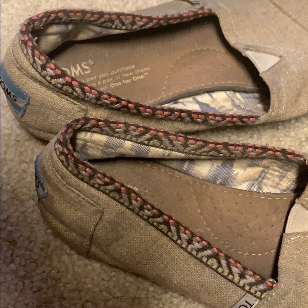 Toms - Picture 3 of 5